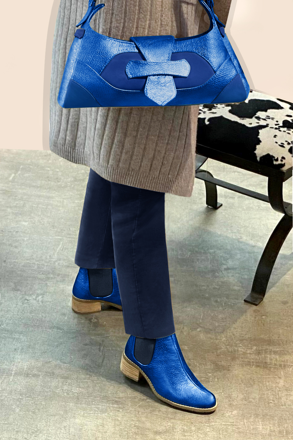 Dress handbag in electric blue leather - Worn view
